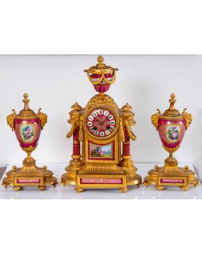 1015-PHILLIPE MOUREY (1840 - 1910) Reloj francés estilo Sèvres, c. 1878, con guarnición, en bronce dorado y porcelana rosa esmaltada y vidriada. Con l