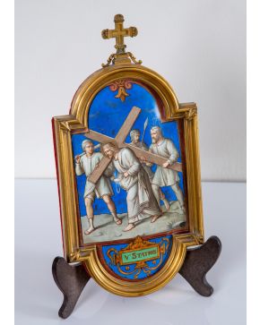 973-ESCUELA FRANCESA, S. XX "Vía Crucis: V estación" Placa en bronce policromada en marco de madera tallada. Altura: 34 cm. 