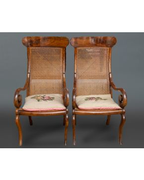 1006-Pareja de sillones de rejilla estilo Restauración, Carlos X, en madera de caoba con respaldo en asa de cesta y brazos "en crosse". Leves faltas. 
