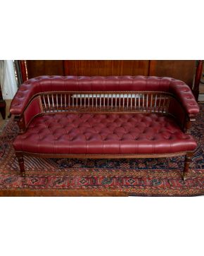 363-Sofá Chesterfield con capitoné y balaustrada de madera torneada en respaldo. Tapizado en color púrpura. Leves faltas.  Medidas: 62 x 136 x 77 cm. 