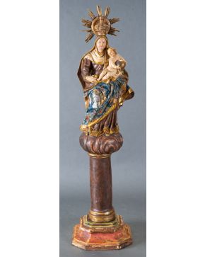 993-ESCUELA ESPAÑOLA S.XVIII  Virgen del Pilar" Escultura en madera tallada, dorada y policromada. Altura total: 95 cm."