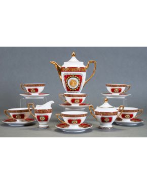 425-VERSACE Delicado juego de café en porcelana blanca cáscara de huevo con decoración de tondos de Medusa y frisos de motivos vegetales entrelazados 