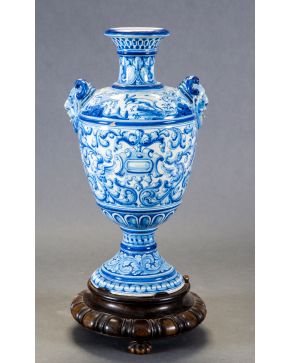 974-Jarrón historicista en cerámica de Talavera Ruiz de Luna, esmaltado, policromado en azul cobalto y vidriado. Con marcas en la base. Sobre peana de