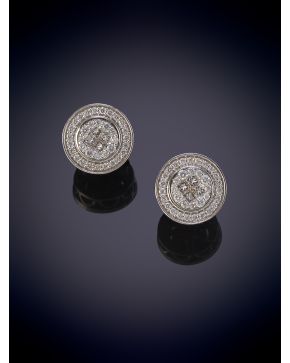 11-ELEGANTES PENDIENTES CUAJADOS DE BRILLANTES. Montura en oro blanco de 18k.