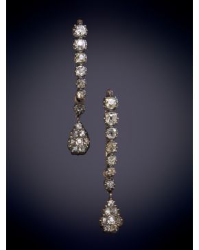 41-Pendientes largos S. XIX con clásico diseño de línea de diamantes de talla antigua en ligero degradé que sujetan rosetones oval