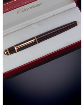 698-CARTIER"" BOLÍGRAFO ROLLER COLECCIÓN DIÁBOLO en composite color burdeos. Con su estuche. ""