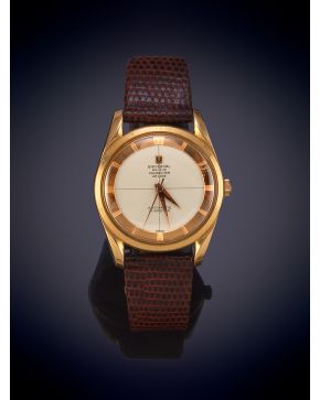 701-UNVIERSAL GENEVE"". RELOJ DE PULSERA PARA CABALLERO CON CAJA EN ORO AMARILLO DE 18K. MOVIMIENTO AUTOMÁTICO. Esfera beige con nu