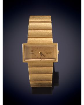 707-OMEGA"" DE VILLE. RELOJ DE PULSERA. GRAN CAJA Y BRAZALETE EN ORO AMARILLO MATE DE 18K. Esfera dorada con numeración a trazos ap