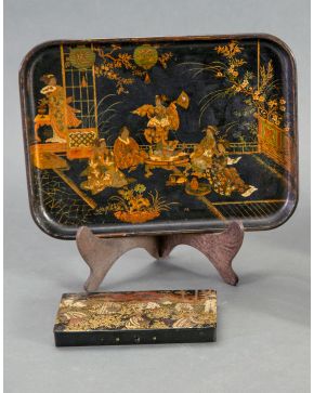361-Lote oriental formado por bandeja y costurero en laca negra con detalles en dorado representando escenas palaciegas 