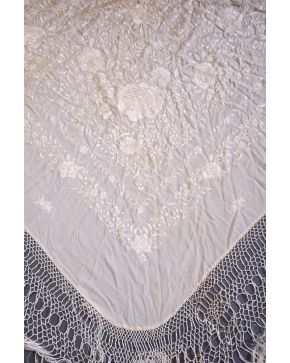 351-Mantón de manila en seda beige con decoración floral de la misma tonalidad.  Medidas: 120x50 cm 