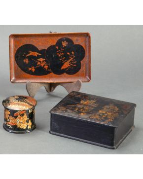 362-Lote oriental en laca negra formado por caja con samurais, bandeja con decoración de aves en el campo en orla de flo