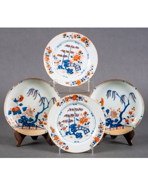 433-Juego de cuatro platos, dos hondos y dos llanos, en porcelana china estilo Imari, Compañía de Indias, Dinastía Qing,