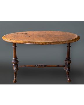 356-Mesa inglesa en madera de raíz, s. XIX.  Patas unidas por chambrana central y tapa con decoración de marquetería en 