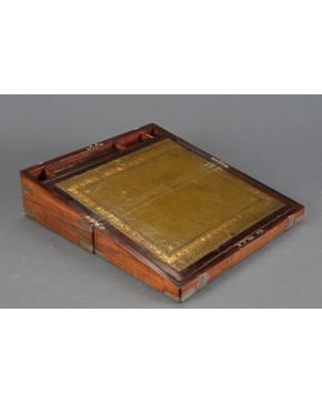 371-Caja-escritorio portatil de barco eduardiana, c. 1900, en madera de roble con guarniciones de latón e iniciales grab