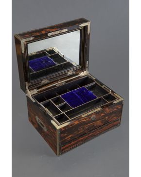 360-Caja-tocador portatil eduardiano, c. 1900, en madera de palo de violeta con guarnición en latón. Al interior espejo 