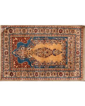 605-Alfombra persa de oración en lana y seda con mihrab y jarrón con flores en campo sobre fondo turquesa y bordura peri