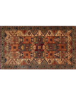 385-Alfombra afgana en lana y seda elementos esquemáticos de diferentes tonos en campo y bordura perimetral. Medidas: