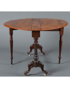 409-Mesa inglesa de alas o gateleg table", s. XX, en madera de raíz con patas torneadas sobre roldanas. Presenta faltas.