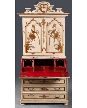 430-Buró-cabinet, s. XX, siguiendo modelos chinescos del s. XVIII, en madera de pino lacada en blanco y dorada. Compuest