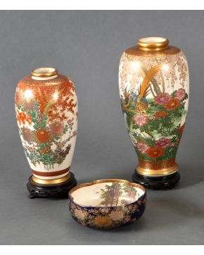 368-SATSUMA, S. XX Lote de dos jarrones y un cuenco de perfil lobulado, Era Meiji, esmaltada, dorada y vidriada, con 