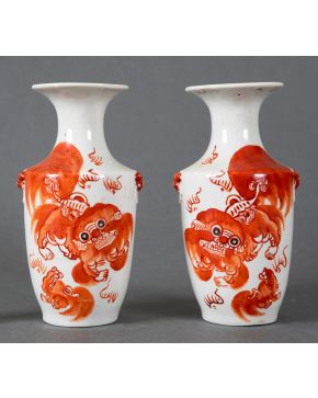 405-PERIODO TONGZHI (1862-1874) Pareja de jarrones en porcelana china pintada a mano con representación de dragones d