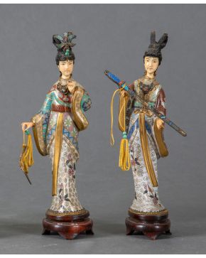 398-ESCUELA CHINA, S. XX Pareja de geishas" Escultura en porcelana con decoración en esmalte "cloisonné".  Altu