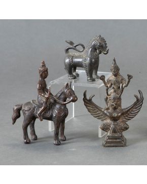 426-IMPERIO JEMER, S. XVIII/XIX Vishnu sobre Garuda", "Jinete birmano" y "León de Fu". Esculturas en bronce pavona