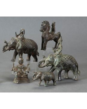 427-IMPERIO JEMER, S. XVIII/XIX Jinete", "Elefante", "Buda montado sobre un elefante" y "Shiva" Lote de cinco escu