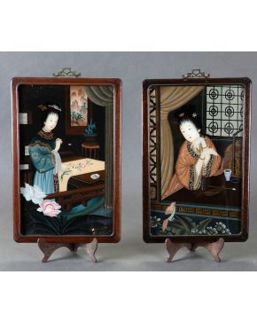 353-ESCUELA CHINA, S. XIX Pareja de pinturas al óleo bajo vidrio representando escenas cortesanas. Enmarcadas. Med