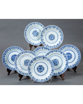 376-Lote de 8 platos llanos en porcelana china azul y blanca, Compañía de Indias, Dinastía Qing, s. XVIII. Diámetro: 