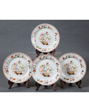 425-Juego de 4 platos en porcelana china, Compañía de Indias, Dinastía Qing, Peridodo Jiaquing (1796-1820) con represent