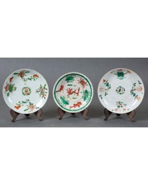 404-Lote de tres platos en porcelana china, Compañía de Indias, Familia Verde, Dinastía Qing, Periodo Qianlong, (1736-17