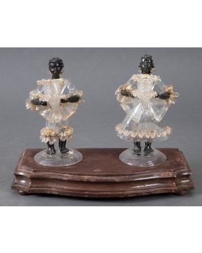 777-MURANO, S. XX Pareja de esculturas de niños en cristal veneciano. Sobre peana de madera. Presenta faltas. Altu