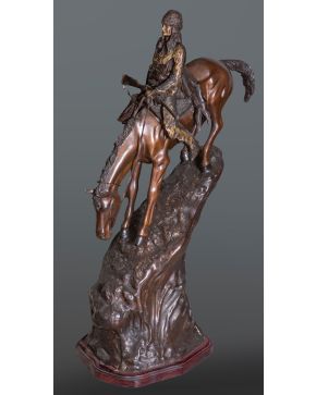 424-SIGUIENDO MODELOS DE FREDERIC REMINGTON (1861-1909)  El montañés" Escultura en bronce pavonado y parcialmente 