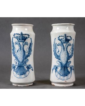 521-TALAVERA, S. XVIII. Pareja de albarelos de cerámica esmaltada en azul y blanco con escudo real con águilas bicéfa