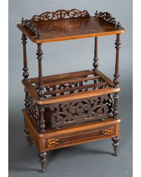 408-Mueble musiquero, s. XX, en madera tallada, torneada y calada sobre roldanas. Con cajón inferior.  Medidas: 91 x 