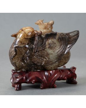 399-Incensario chino en jade tallado, Dinastía Ming (1368-1644), en forma de pato mandarín con tapa. Sobre peana de made
