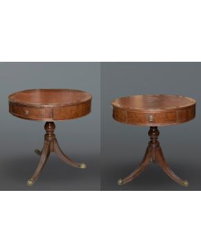 354-Pareja de “drum tables” o mesas de tambor estilo Regency, s. XX, en madera de raiz con tapete de cuero en tablero y 