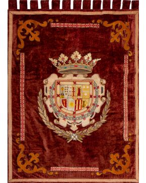 523-Repostero italiano, s. XIX, con escudo nobiliario en campo sobre fondo en terciopelo rojo con hilos en oro y plata. 