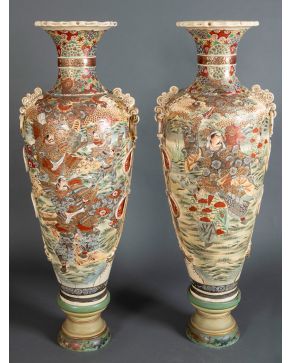 431-SATSUMA, ERA MEIJI (1868-1912) Pareja de grandes jarrones en cerámica esmaltada con abigarrada decoración de aves