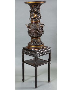 364-ESCUELA JAPONESA, ERA MEIJI (1868-1912) Gran jarrón en bronce pavonado y parcialmente dorado. Con decoración en r