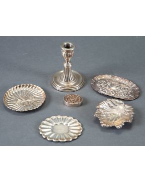 366-Lote de plata española punzonada compuesto por: candelero, cuatro bandejitas y un pastillero.  Altura mayor: 13 c