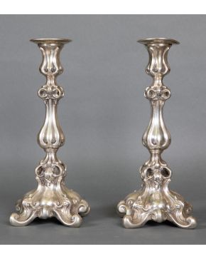 603-Pareja de candeleros en plata de ley 900 con decoración bulbosa en el vástago. Patas terminadas en volutas.  Medi