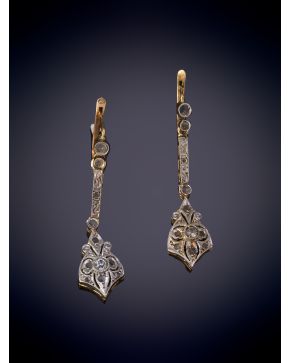 2-BELLOS PENDIENTES LARGOS ANTIGUOS, Montura oro blanco y amarillo de 18k.