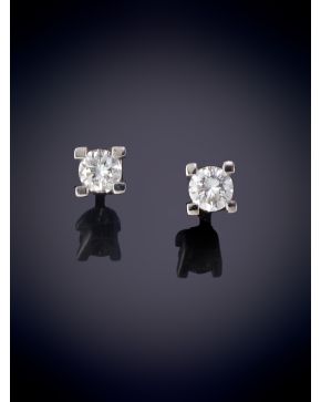 20-ELEGANTES PENDIENTES DE BRILLANTES sobre una montura en oro blanco de 18k.