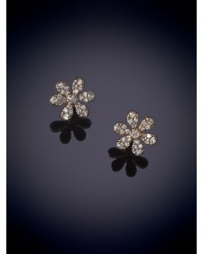 21-ELEGANTES PENDIENTES DISEÑO DE FLOR CUAJADOS DE BRILLANTES. Montura en plata y oro de 18k.