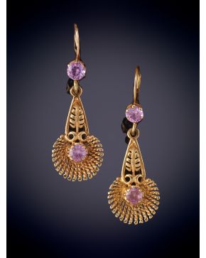 25-DELICADOS PENDIENTES CON ROSA DE FRANCIA SOBRE UNA MONTURA RIZADA EN ORO AMARILLO DE 18K.