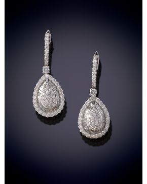 31-ELEGANTES PENDIENTES LARGOS EN FORMA DE LÁGRIMA CON BRILLANTES EN PAVÉ ORLADO POR DIAMANTES TALLA