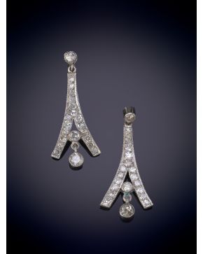 35-BELLOS PENDIENTES CUAJADOS DE BRILLANTES. Montura en oro blanco de 18k.