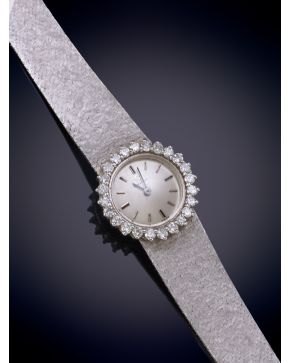 55-OMEGA" RELOJ -JOYA DE PULSERA PARA SEÑORA AÑOS 60. Esfera de brillantes brazalete en oro blanco